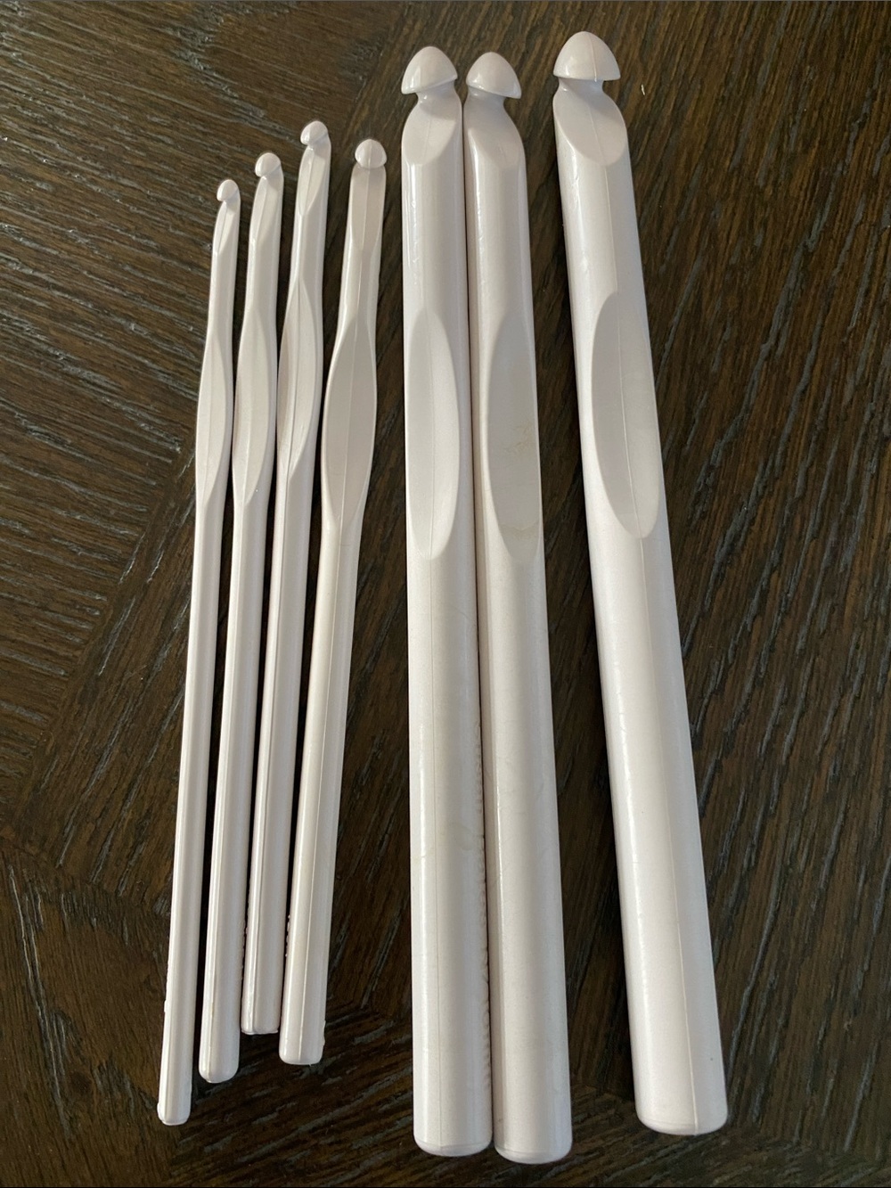 7 Susan Bates Crochet Hook Set - Multi-Size Plastic Hooks